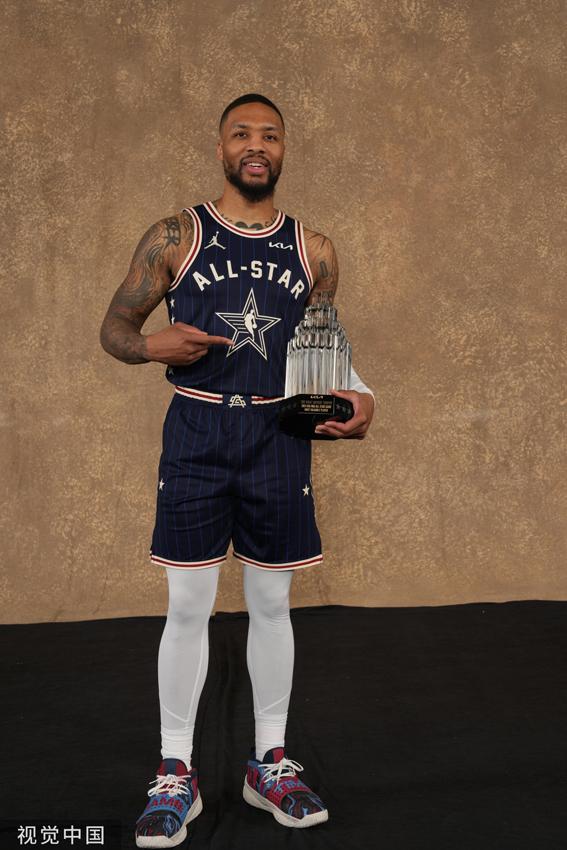 他的表现更 他的表现更